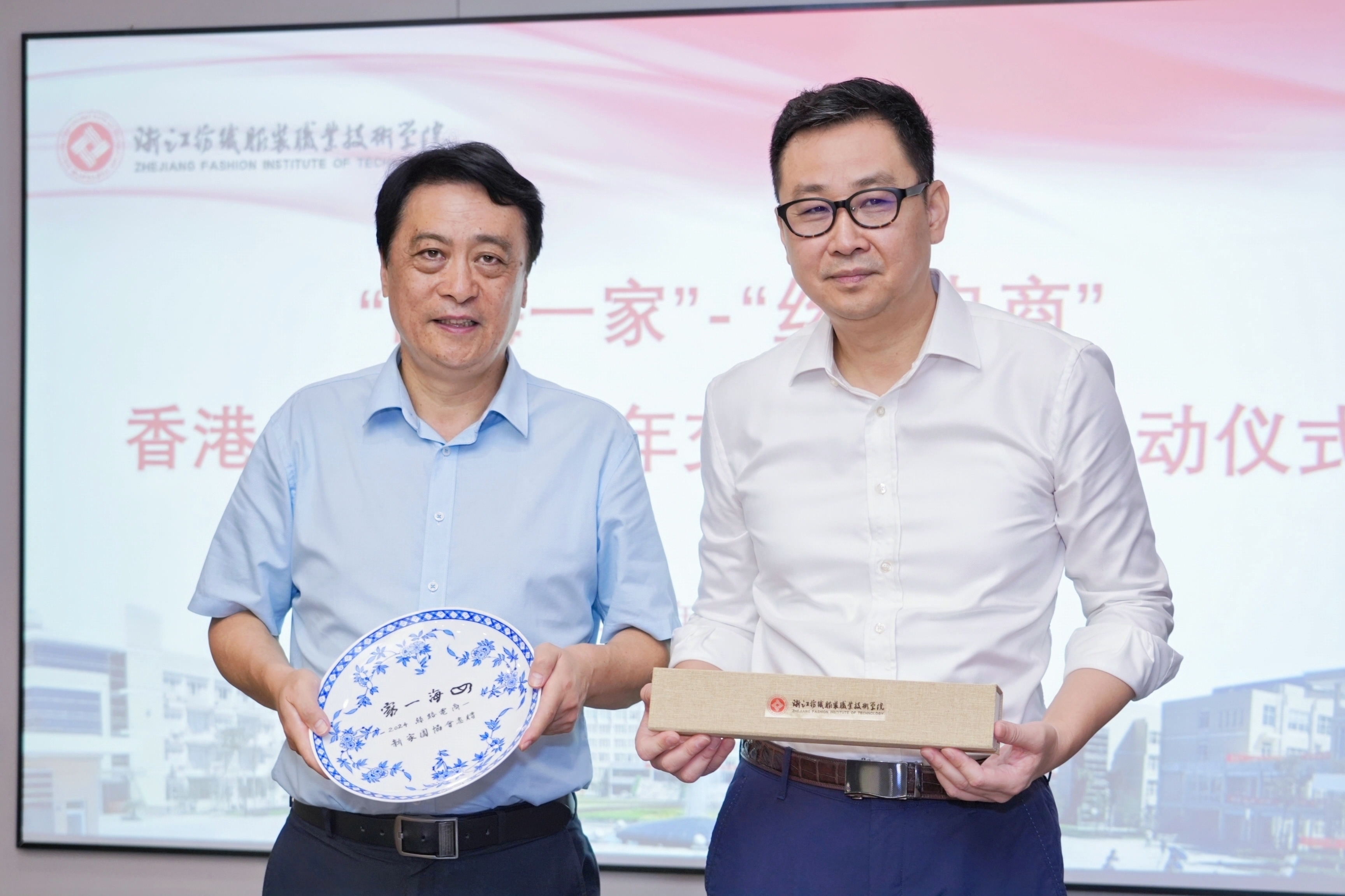 1723179887960.jpg 与校长交换纪念品.jpg