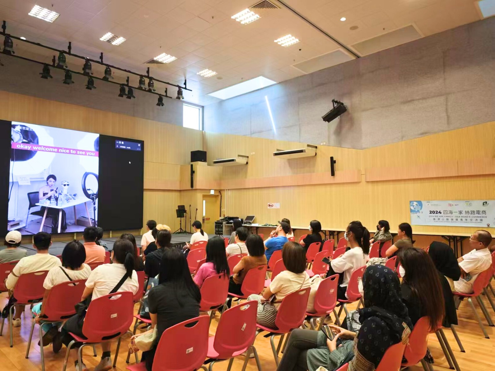 1726803428837.jpg (调光后)跨境电商工作坊照片 (3).jpg